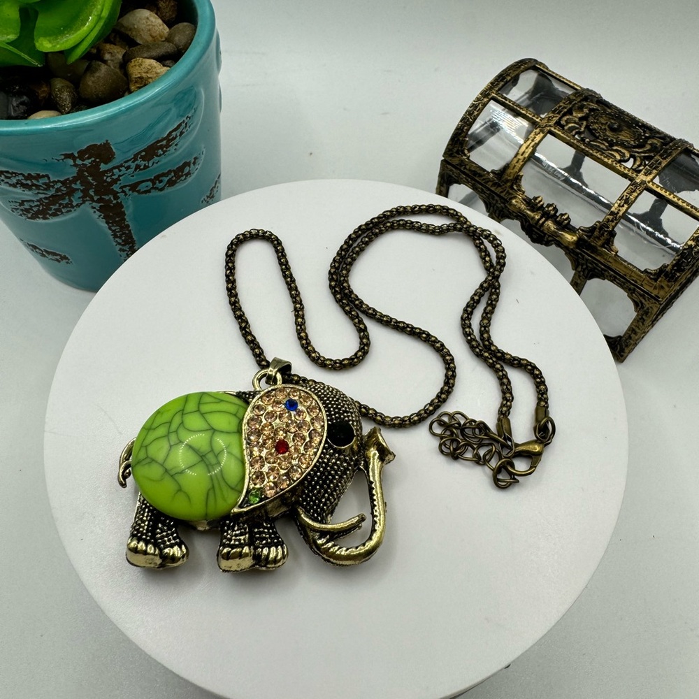 Goldtone & Crystal 3D‎ Design Elephant Necklace NEW